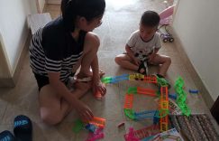 都都和妈妈一起玩玩具