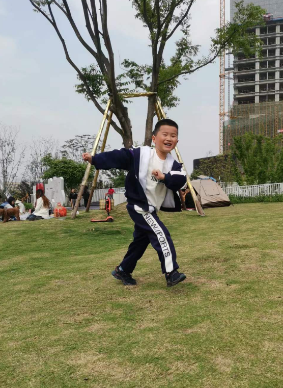 周末和爸爸一起到公园散步