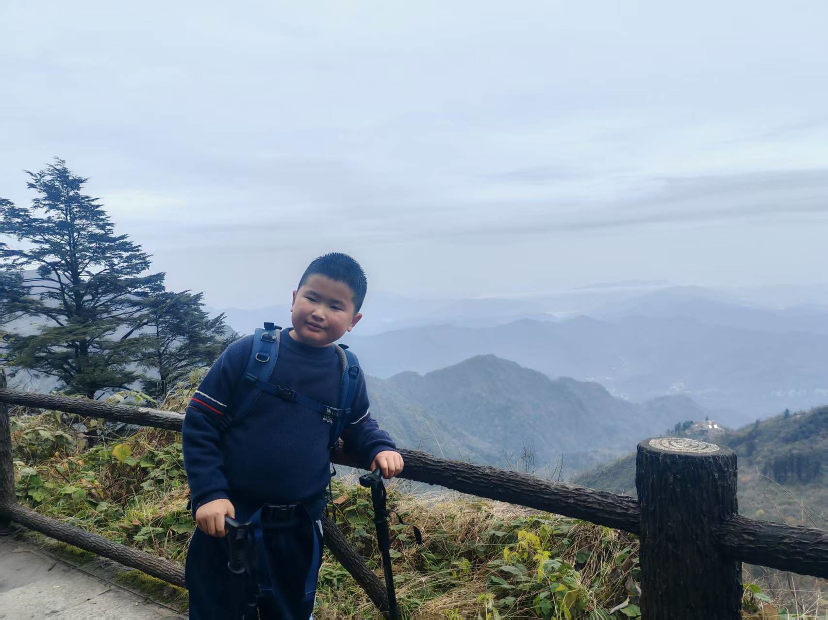 爬峨眉山