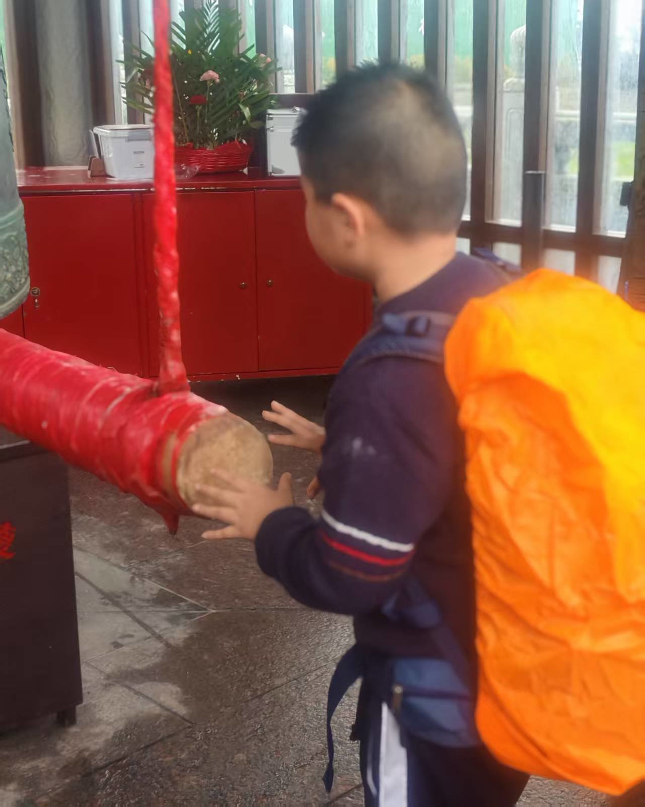 在峨眉山顶敲钟